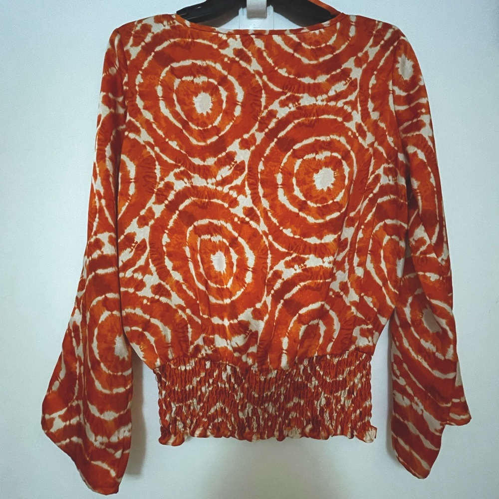 This beautiful Michael Kors shirt for a nice summer day.